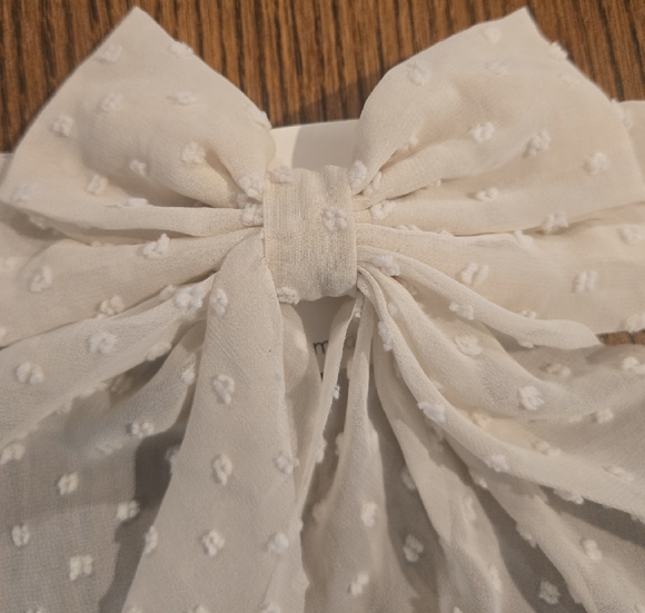 Elegant White Bow Hair Accessory - Picture 3 of 3